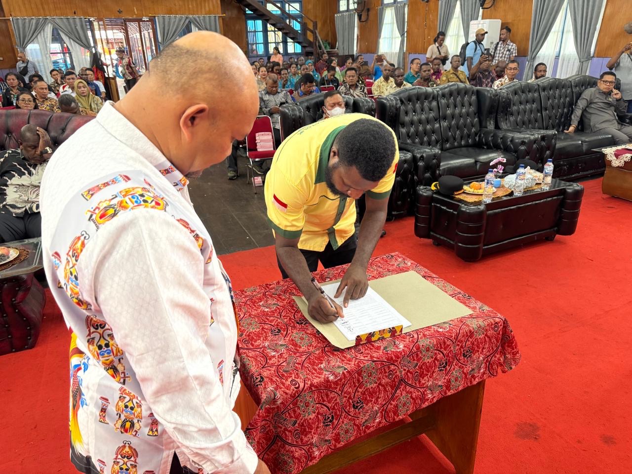 Penutupan Musrenbang Otsus dan Musrenbang RKPD, Ketua Pemuda Katolik Asmat Ikut Tanda Tangan Berita Acara